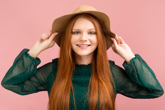 Foto gratuita vista frontal niña posando con sombrero