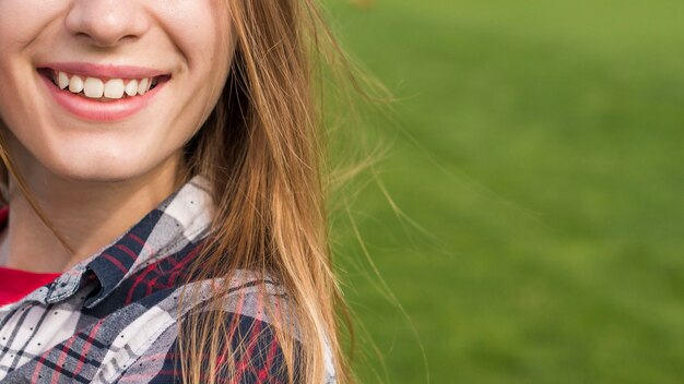 Vista frontal niña sonriente con espacio de copia