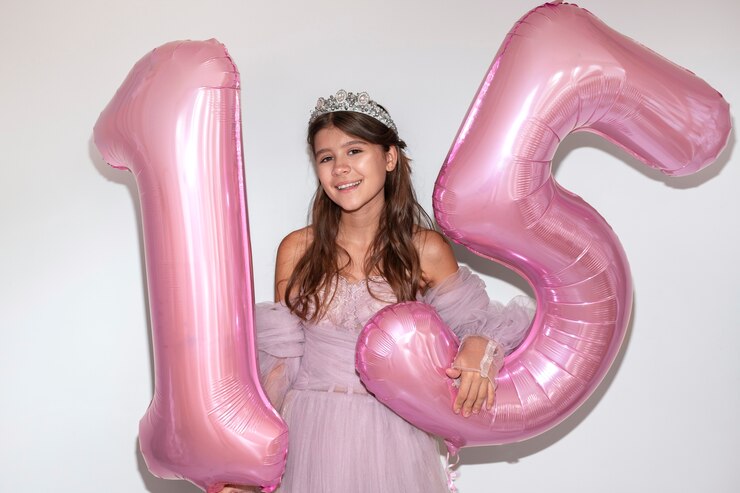 Foto gratuito vista frontal niña sonriente con globos