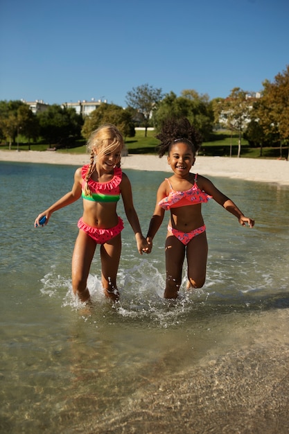 Foto gratuita vista frontal niña sonriente en el mar