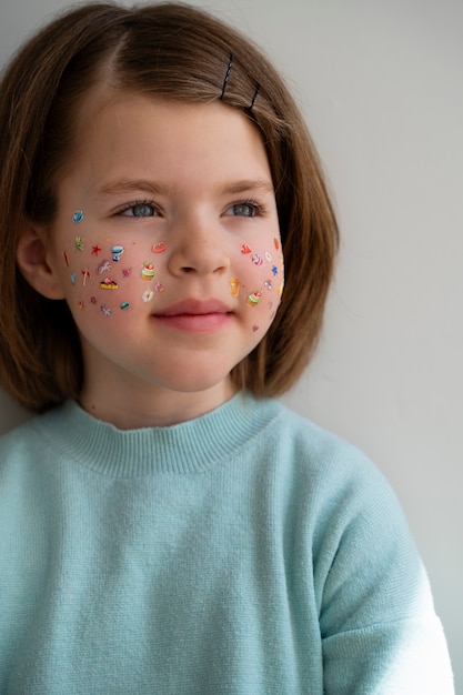 Foto gratuita vista frontal niña sonriente con pegatinas