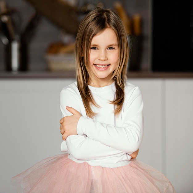 Foto gratuita vista frontal de la niña sonriente posando en falda tutú