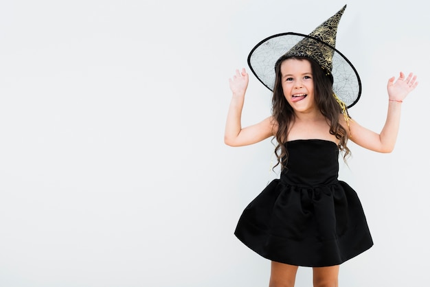 Foto gratuita vista frontal niña en traje de bruja con espacio de copia