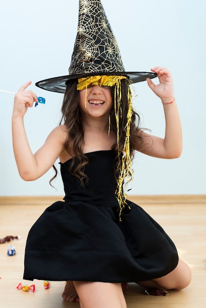 Foto gratuita vista frontal niña en traje de bruja para halloween