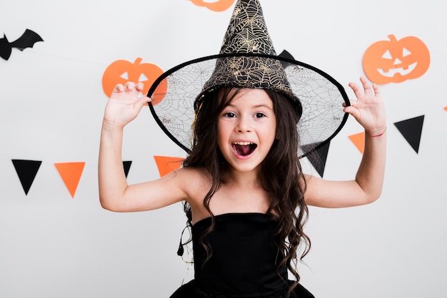 Foto gratuita vista frontal niña en traje de bruja para halloween