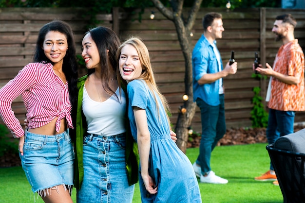 Vista frontal niñas felices juntas al aire libre