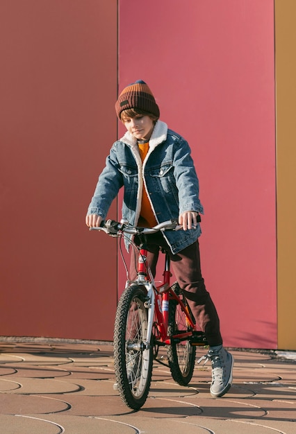 Foto gratuita vista frontal del niño en bicicleta al aire libre