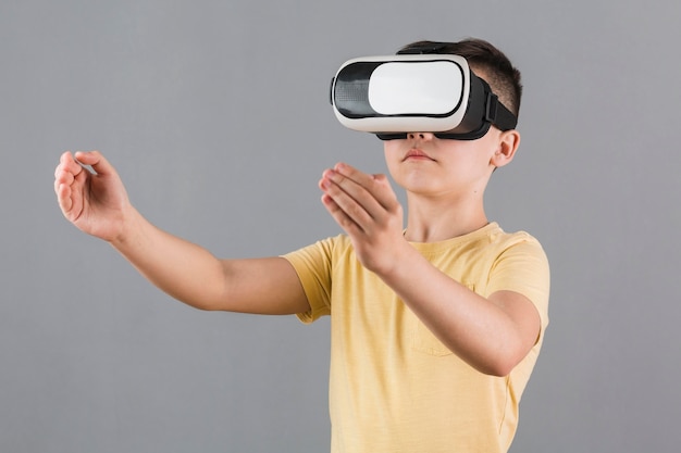 Foto gratuita vista frontal del niño con casco de realidad virtual