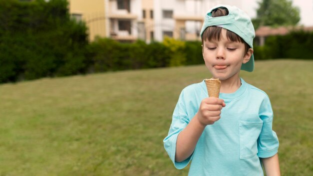 Vista frontal niño comiendo helado