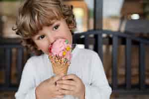 Foto gratuita vista frontal niño comiendo helado