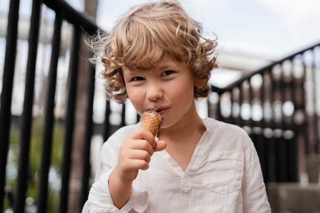 Foto gratuita vista frontal niño comiendo helado