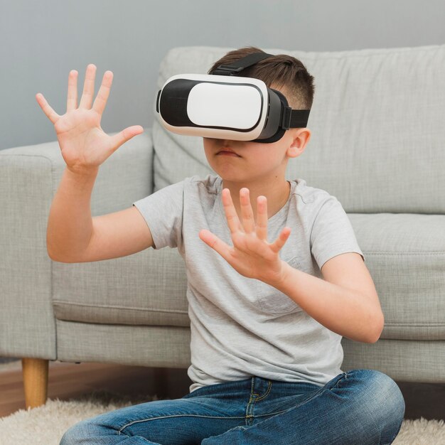 Vista frontal del niño experimentando realidad virtual