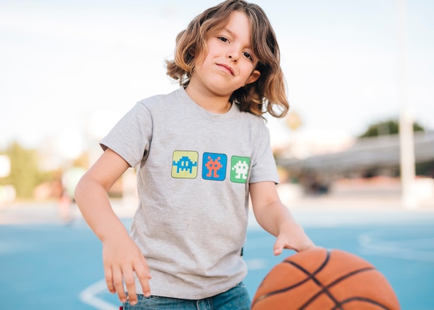 Foto gratuita vista frontal del niño jugando baloncesto