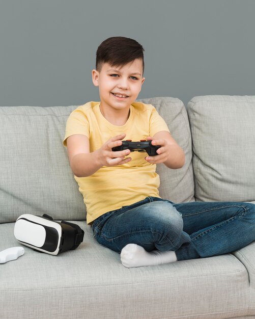 Vista frontal del niño jugando videojuegos