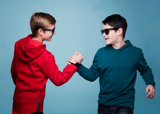 Foto gratuita vista frontal del niño moderno con gafas de sol