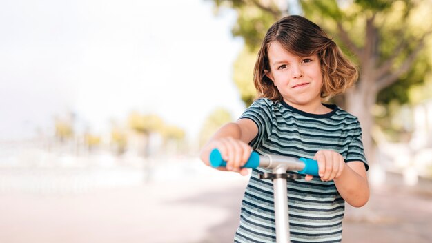 Vista frontal del niño en el parque