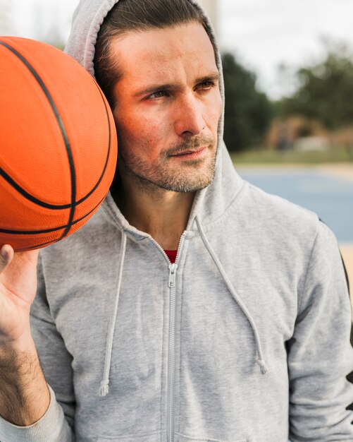 Vista frontal del niño con pelota de baloncesto