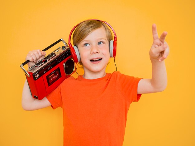 Vista frontal del niño pequeño con el concepto de música