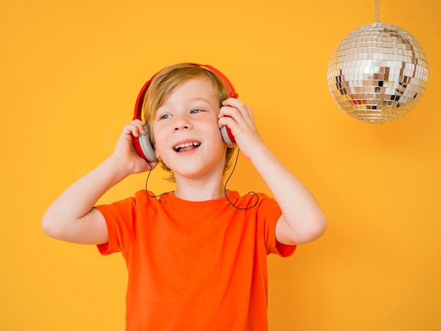 Foto gratuita vista frontal del niño pequeño con el concepto de música