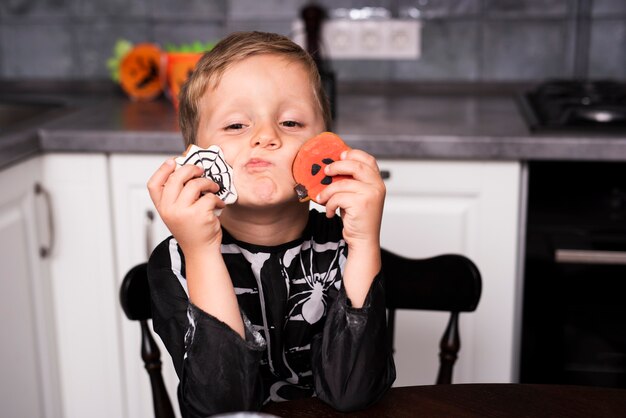 Vista frontal de un niño pequeño con galletas