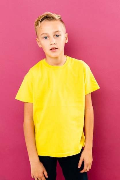 Foto gratuita vista frontal niño posando sobre fondo rosa