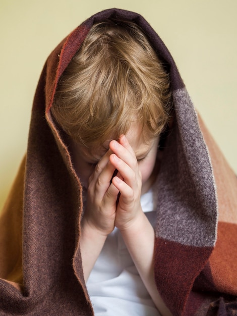 Foto gratuita vista frontal del niño rezando