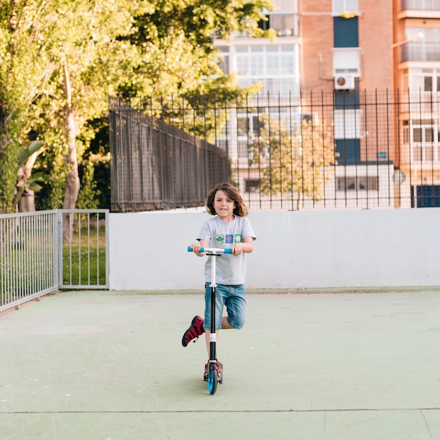 Vista frontal del niño en scooter