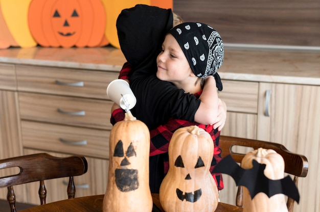 Foto gratuita vista frontal de niños con arreglos de concepto de halloween