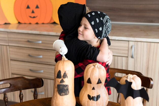 Vista frontal de niños con arreglos de concepto de halloween