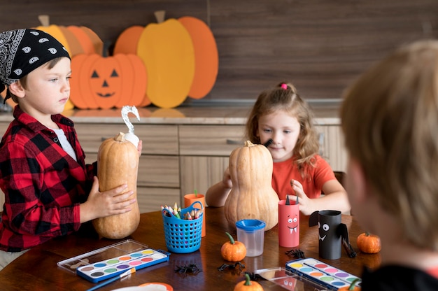 Vista frontal de niños con arreglos de concepto de halloween