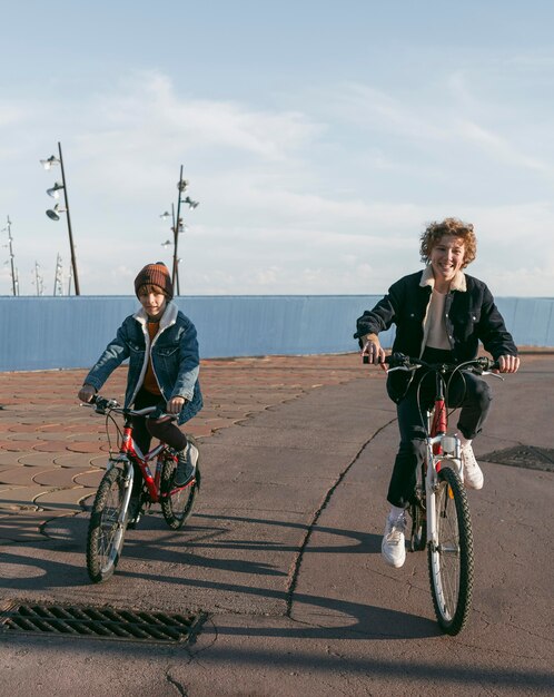 Vista frontal de los niños en bicicleta al aire libre con espacio de copia