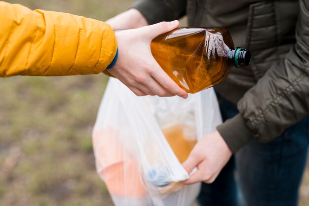 Vista frontal de niños con bolsa de plástico