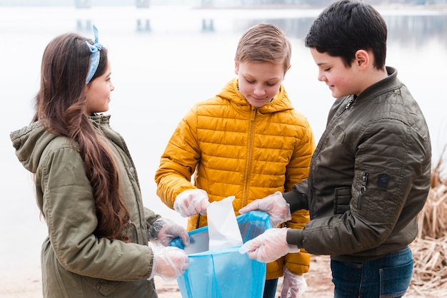 Foto gratuita vista frontal de niños con bolsa de plástico