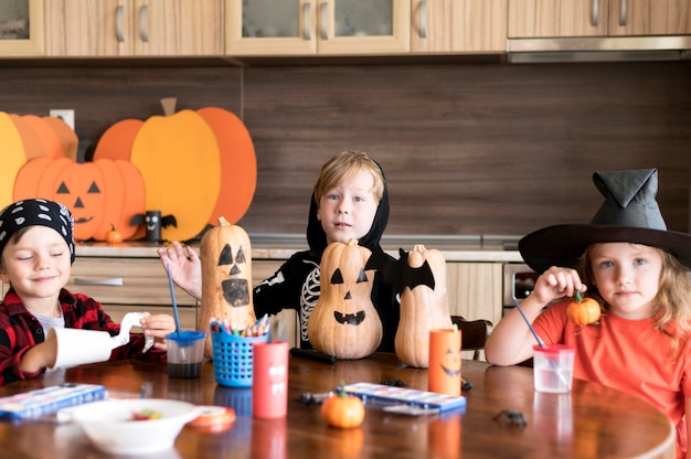 Vista frontal de niños con concepto de halloween