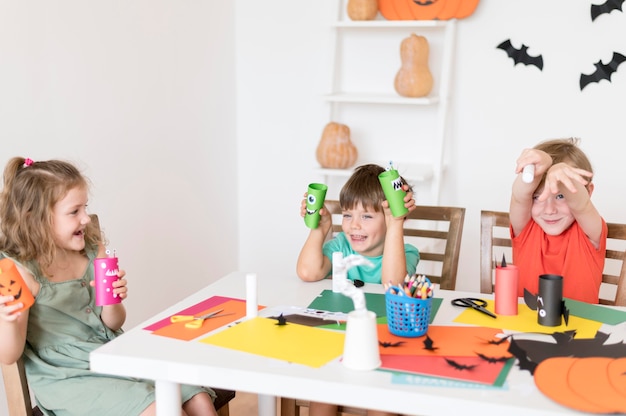 Vista frontal de niños con concepto de halloween