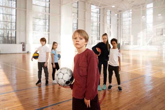 Vista frontal de niños deportivos en el gimnasio