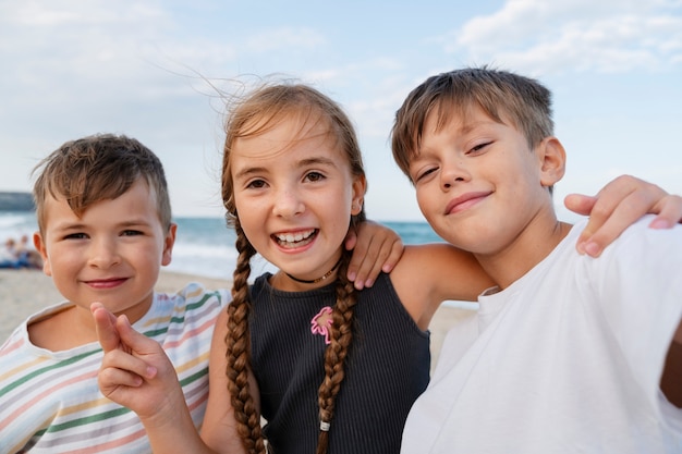 Foto gratuita vista frontal niños divirtiéndose en la playa.