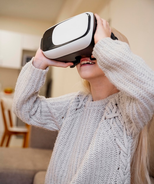 Vista frontal de niños con gafas vr.