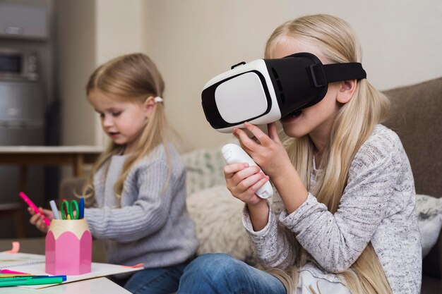 Vista frontal de niños con gafas vr.