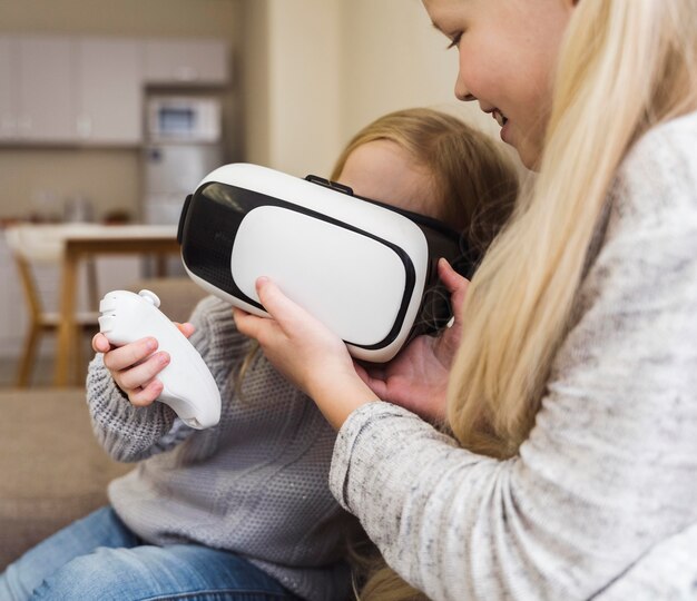 Vista frontal de niños con gafas vr.