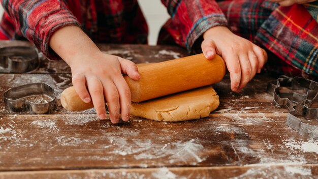 Vista frontal de los niños haciendo galletas de Navidad de cerca