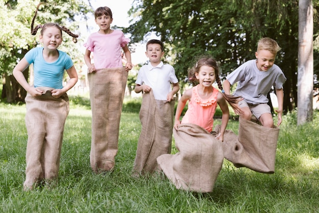 Vista frontal niños jugando con bolsas de papa