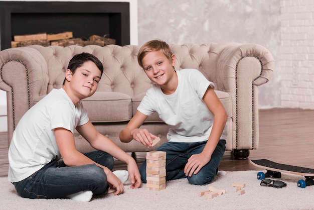 Vista frontal de niños jugando un juego en el piso