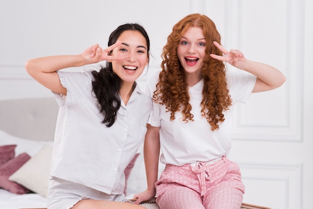 Foto gratuita vista frontal novias juguetonas en casa