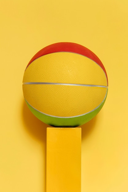 Foto gratuita vista frontal del nuevo baloncesto sobre pedestal