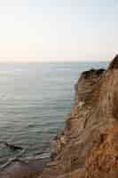 Foto gratuita vista frontal del océano a la luz del día.