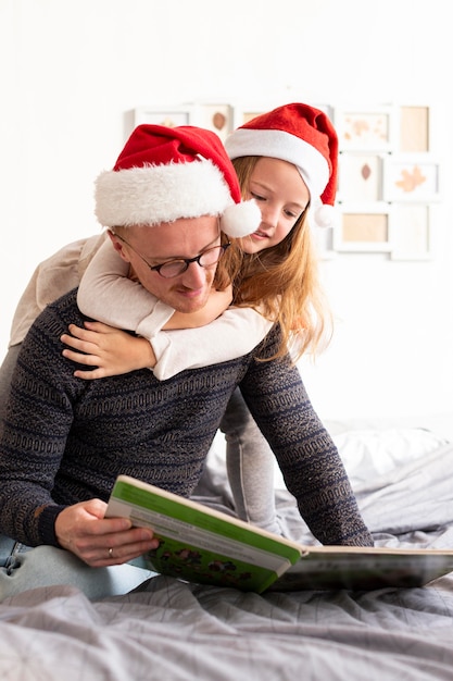 Foto gratuita vista frontal de padre e hija con navidad