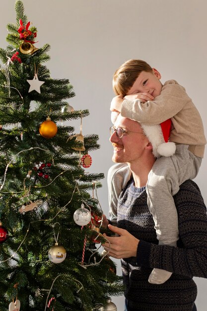 Vista frontal de padre e hijo con navidad