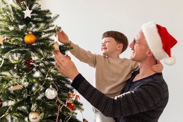 Foto gratuita vista frontal de padre e hijo con navidad