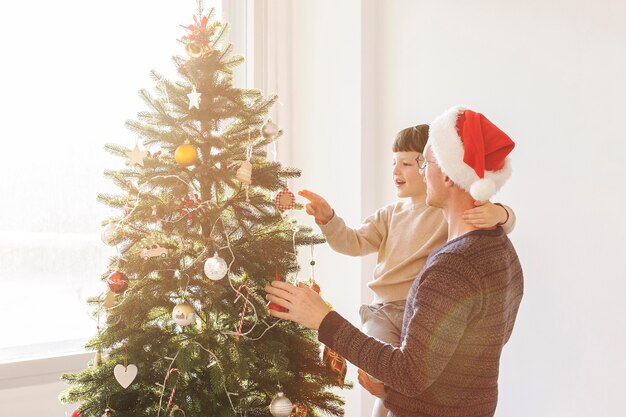 Vista frontal de padre e hijo con navidad